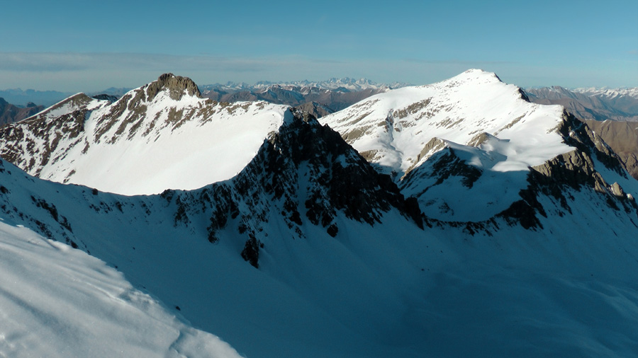 2980m : Le Cimet (3020m) à droite et le massif des Ecrins en A/R plan