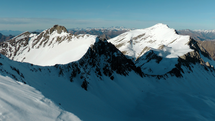 #15 2980m : Le Cimet (3020m) à droite et le massif des Ecrins en A/R plan 2980m : Le Cimet (3020m) à droite et le massif des Ecrins en A/R plan