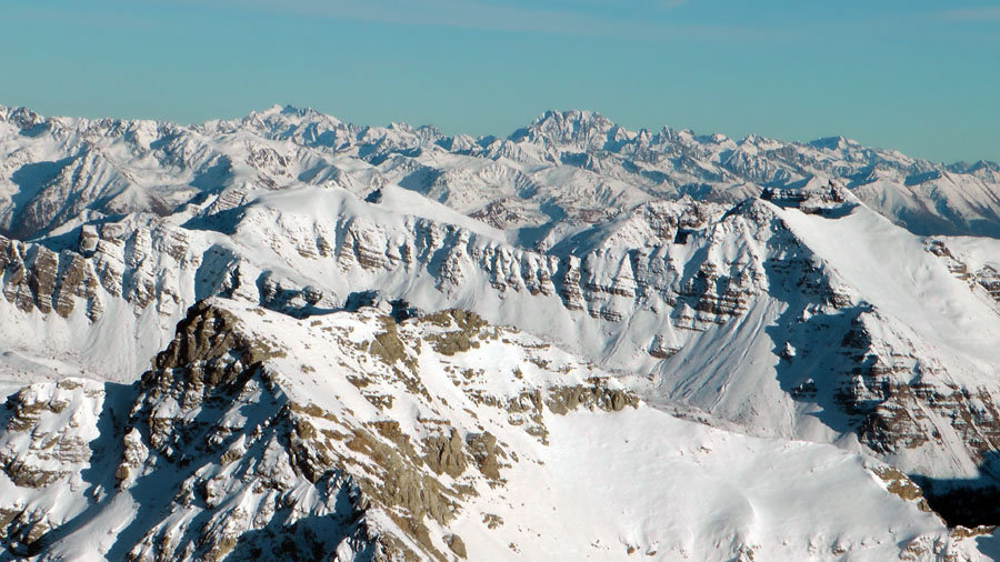 #20 3050m : Zoom sur l 3050m : Zoom sur l'Est du Mercantour, avec le Matto, l'Argentera et le Gelas etc...