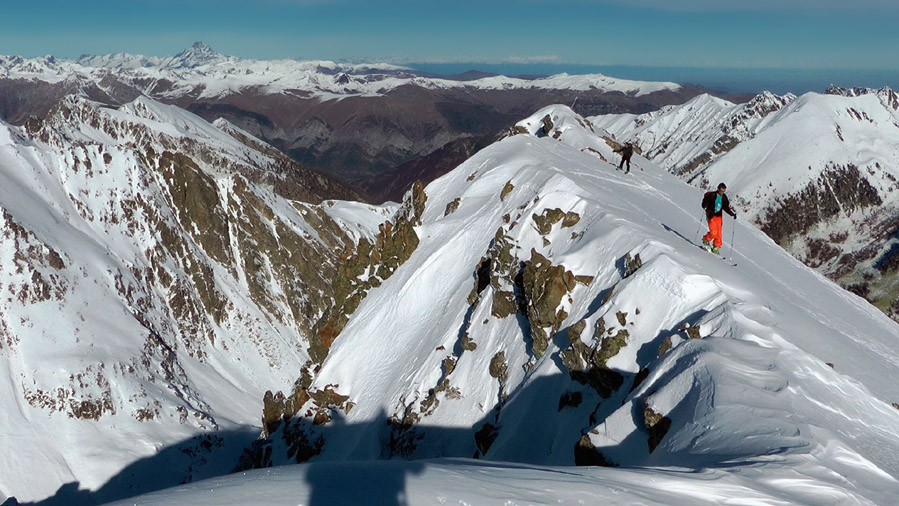 #16 2800m : Michel arrive au sommet, Viso, Gr Paradis, Mt Rose, quelle vue ! 2800m : Michel arrive au sommet, Viso, Gr Paradis, Mt Rose, quelle vue !