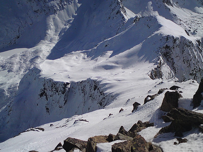#6 Versant SE : Descente du sommet, entre les cailloux dans les premiers mètres Versant SE : Descente du sommet, entre les cailloux dans les premiers mètres
