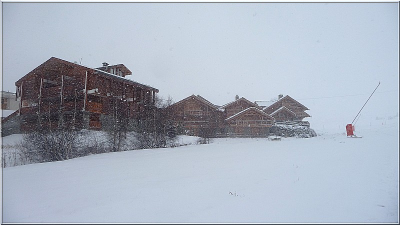 #1 L L'Alpe d'Huez : Au départ de la station, ambiance hivernale.