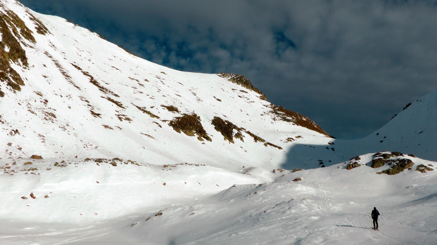 #4 2400m : sous le colle dei morti, la face SE du Mt Aver commence a bien déneiger ! mais est encore faisable 2400m : sous le colle dei morti, la face SE du Mt Aver commence a bien déneiger ! mais est encore faisable