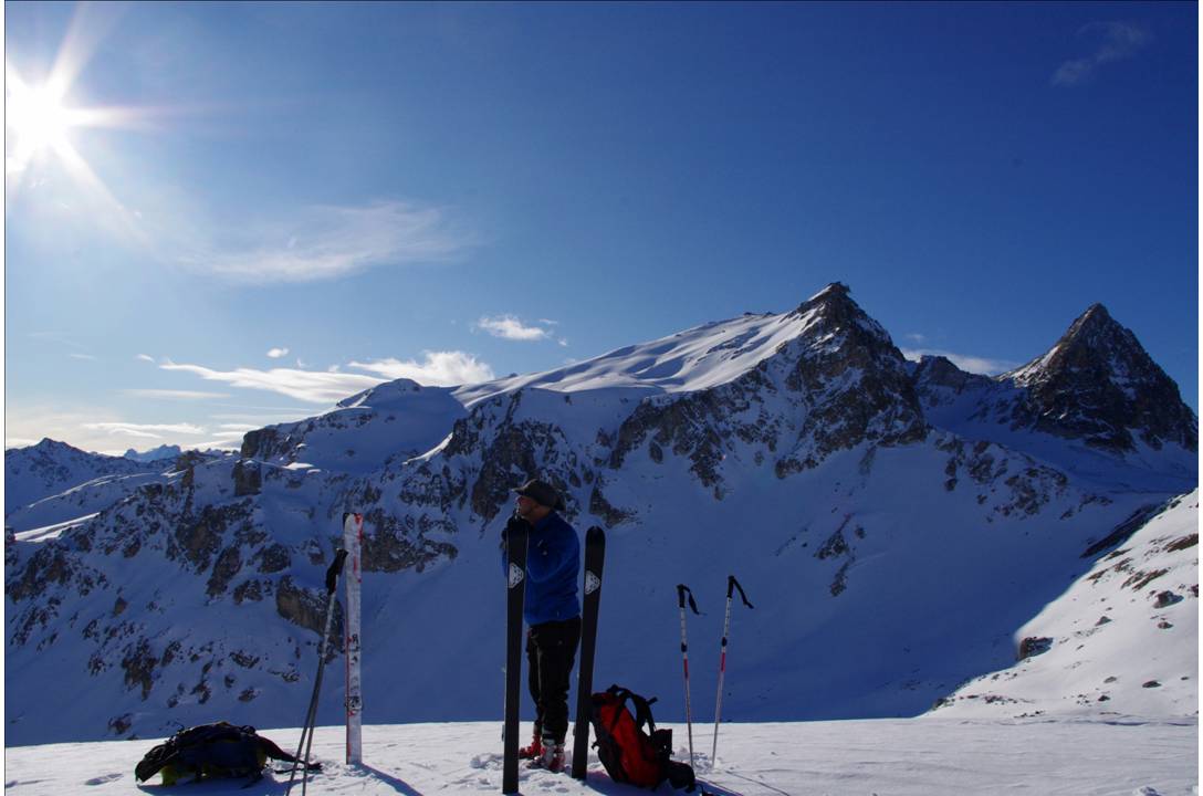 #5 Pierre au THABOR? : Au sommet 2825, on s Pierre au THABOR? : Au sommet 2825, on s'active dans un vent assez soutenu pour passer à la position descente. Le Thabor demeure relativement impassible!