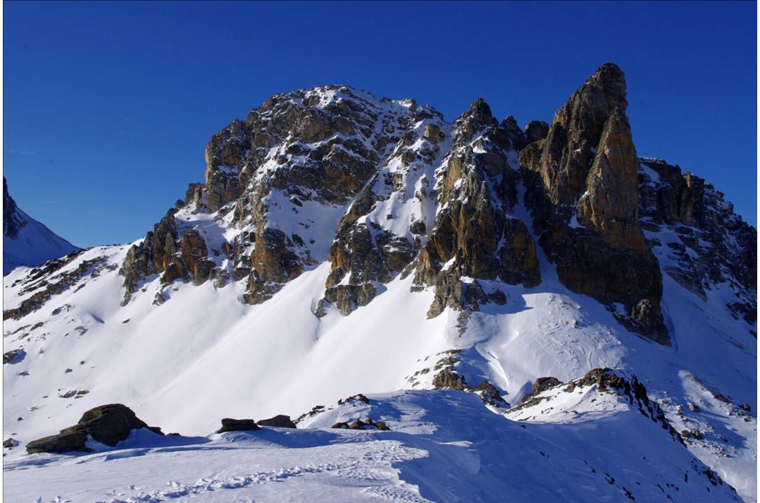 #4 Le Cheval Blanc : DEpuis le point 2825, vue sur les structures du Cheval Blanc... toutes de quartzite! Le Cheval Blanc : DEpuis le point 2825, vue sur les structures du Cheval Blanc... toutes de quartzite!
