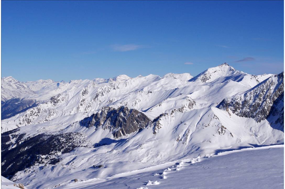 #7 SColette & compagnie : La chaîne frontière resiste au intempéries... elle les utilise même pour se donner des airs de grandes Alpes: Fréjus, Grand Vallon, Scolette et Belle Plinier... plus loin Ronce et Charbonnel, Levanna... SColette & compagnie : La chaîne frontière resiste au intempéries... elle les utilise même pour se donner des airs de grandes Alpes: Fréjus, Grand Vallon, Scolette et Belle Plinier... plus loin Ronce et Charbonnel, Levanna...
