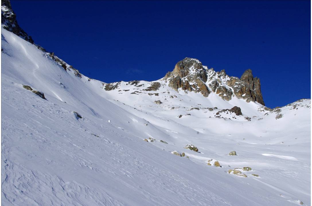 #3 Le Cheval Blanc, versant SUD : Dans le vallon du Peyron, le Cheval Blanc occupe l Le Cheval Blanc, versant SUD : Dans le vallon du Peyron, le Cheval Blanc occupe l'espace, avec à sa gauche, le Col du Peyron, et à sa droite le Col Sud.
