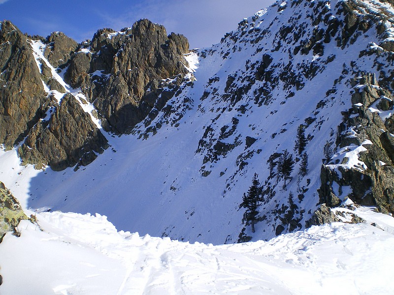 #4 Colle dell Aver : Son couloir d Colle dell Aver : Son couloir d'accès vu du collet précédent.
Au pied les trois skieurs qui nous ont fait a trace toute la journée.