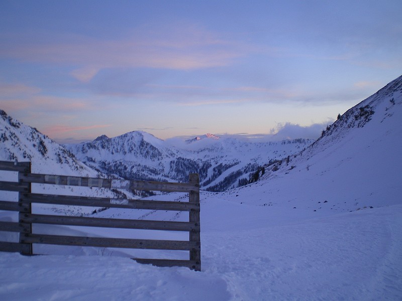 #11 Col de la Lombarde : Il était temps ...
Les dernière s lueurs du soleil éclairent la Tête de la Roubine qui émerge des nuages. Col de la Lombarde : Il était temps ...
Les dernière s lueurs du soleil éclairent la Tête de la Roubine qui émerge des nuages.