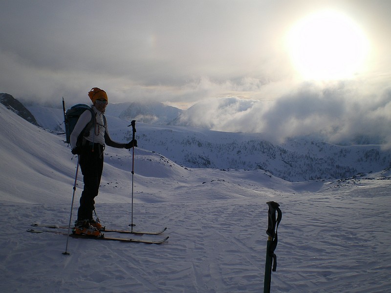 #10 Colle dei Morti : Au col le vent (Brrr...) chasse les nuages mais le soleil se couche déjà. Colle dei Morti : Au col le vent (Brrr...) chasse les nuages mais le soleil se couche déjà.