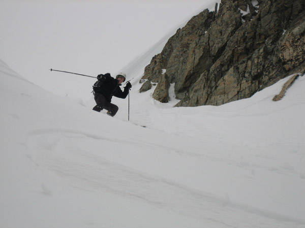 #3 Couloir en banane : Timothée, très concentré, dans le haut du couloir en banane Couloir en banane : Timothée, très concentré, dans le haut du couloir en banane