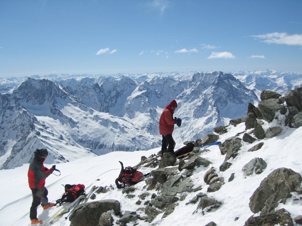 #5 C C'est beau les Ecrins : On n'était pas gêné par les mouches au sommet...
Au dessus d'Isa, la brêche en V du Sirac.