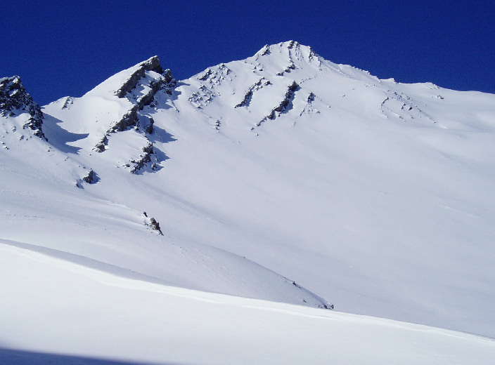 Le sommet : A gauche le couloir sous le point 2720 m où on est descendu.