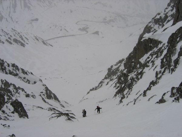 #2 Dans le couloir : Sylvain me double skis sur le sac, Olivier vient d Dans le couloir : Sylvain me double skis sur le sac, Olivier vient d'arrivée en haut skis aux pieds, moi je bois le thé et enlève mes skis pour la fin de la montée.