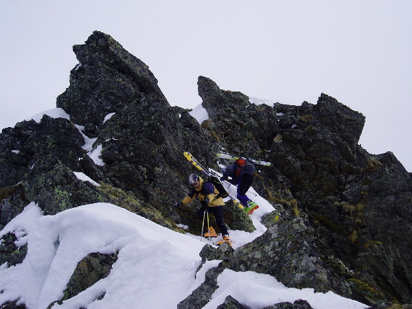 #2 Désescalade : Compte tenu des 2 buts, on redescend par l Désescalade : Compte tenu des 2 buts, on redescend par l'arête équipée d'un cable