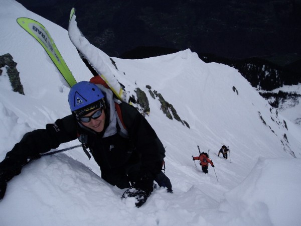 #1 Retour au sommet : Remontée du couloir pour ceux qui s Retour au sommet : Remontée du couloir pour ceux qui s'y étaient engagés; Sébastien nouveau sur Skitour depuis hier; il s'en souviendra de cette première virée en tre " Skitouriens"