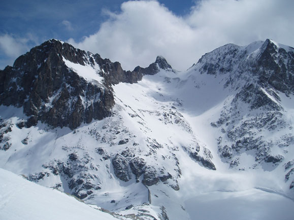 #3 Pic Lézat : ... à gauche, Pic des Crabioules au centre et Pic Royo à droite avec le Refuge du Portillon près du barrage Pic Lézat : ... à gauche, Pic des Crabioules au centre et Pic Royo à droite avec le Refuge du Portillon près du barrage