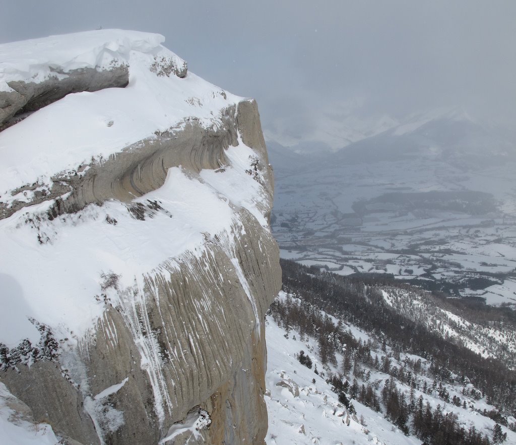 #6 La falaise de Ceüse : Pas de grimpeur aujourd La falaise de Ceüse : Pas de grimpeur aujourd'hui...