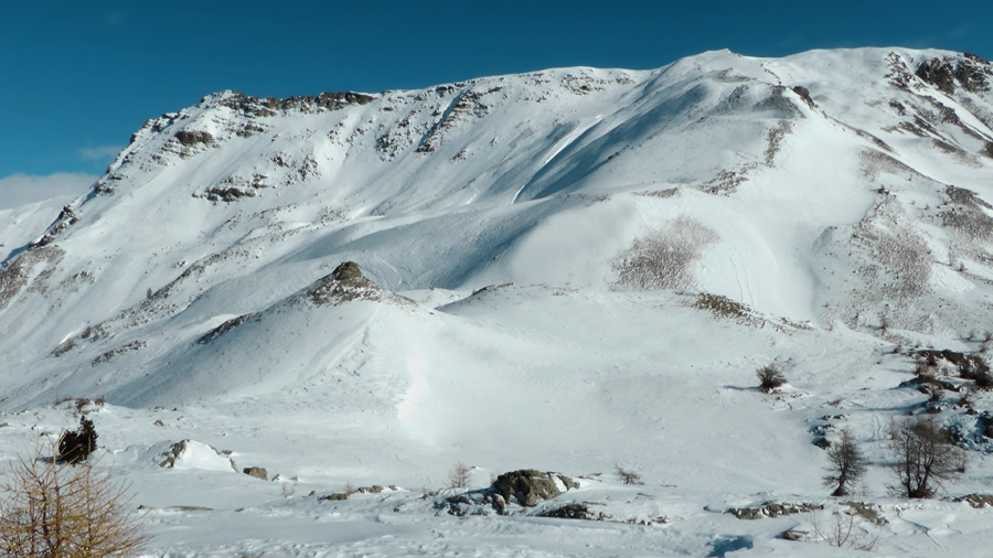 #11 2300m : Au col, notre objectif est décidé Gipière/Eschillion, on voit les croupes bien soufflées par le vent 2300m : Au col, notre objectif est décidé Gipière/Eschillion, on voit les croupes bien soufflées par le vent