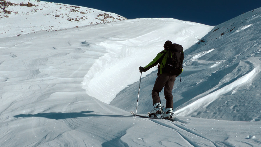 #16 2550m : de grosses accumulations par endroit, juste à coté c 2550m : de grosses accumulations par endroit, juste à coté c'est complétement soufflé