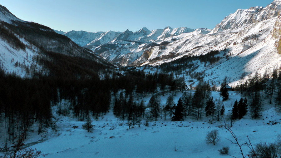 #1 1900m : C 1900m : C'est enfin l'hiver à Estenc, on peu partir skis au pied à 1800m