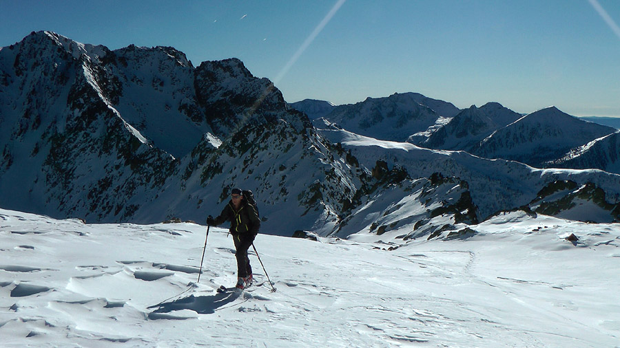 2620m : au dessus du col de l'Aver visible juste à dr. de Patrick, avec la face N du Mt Aver en A/R plan à G.