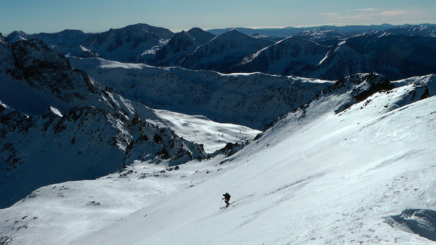 2739m : C'est partit pour une belle descente de 700m en poudre tassée en haut puis plus profonde et bien froide plus bas