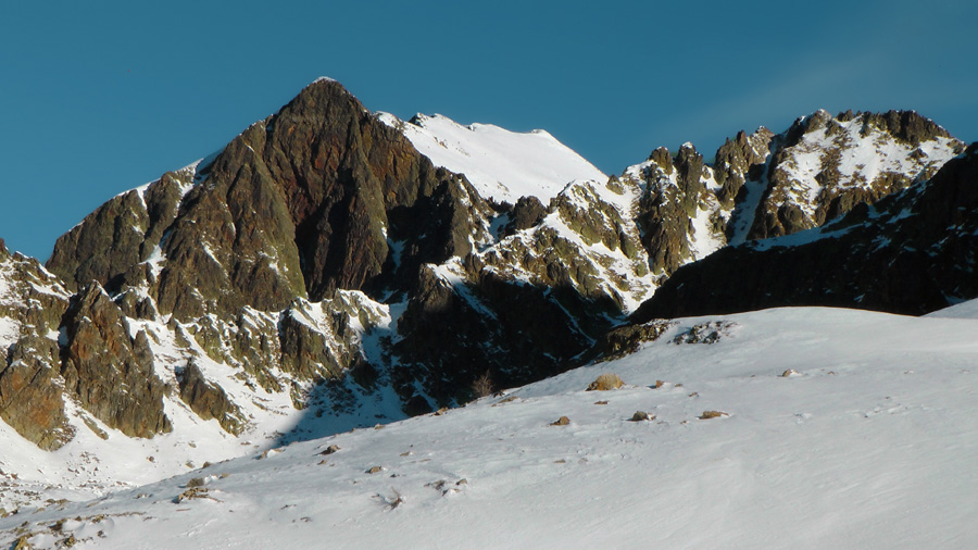 2250m : Zoom sur le collet de la Rocca San Giovanni (2480m) et le sommet au travers du col du Mt Aver la Testa Gias dei laghi