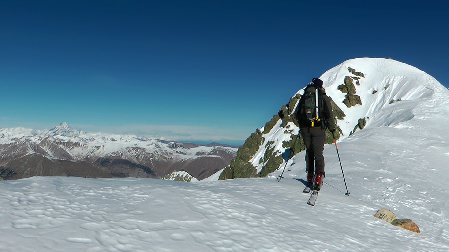 2700m : Sommet tout proche, avec le Viso et les alpes suisses en Panorama.