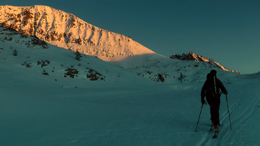 2250m : Derniers rayons sur la Cime Lombarde, on finit presque à la nuit, partis un peu tard le matin pour ce tour