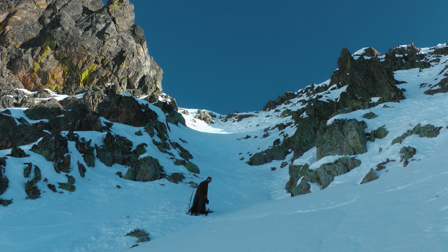 2500m : On arrive au pied du raide couloir du col du Mt Aver. 80m à 40/45°.