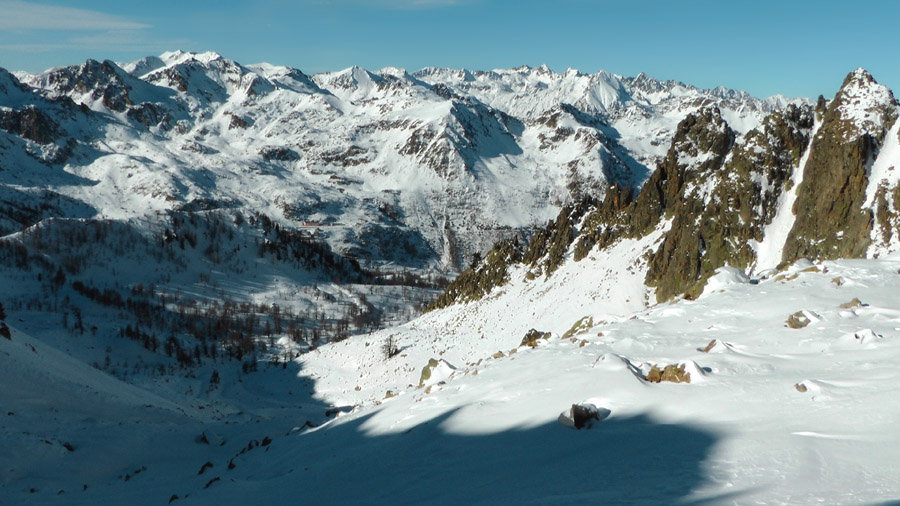 2450m : Le vallon NW de la Rocca San Giovanni.
On apercoit le sanctuaire Ste Anne de Vinadio, le corborant à dr. et l'autaret à G.