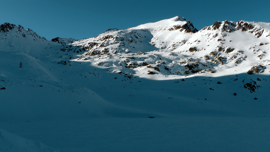 2300m : Les beaux vallons de Gias dei Laghi vus du Lac Aver Soprano. Le Col d'Aver sur la gauche