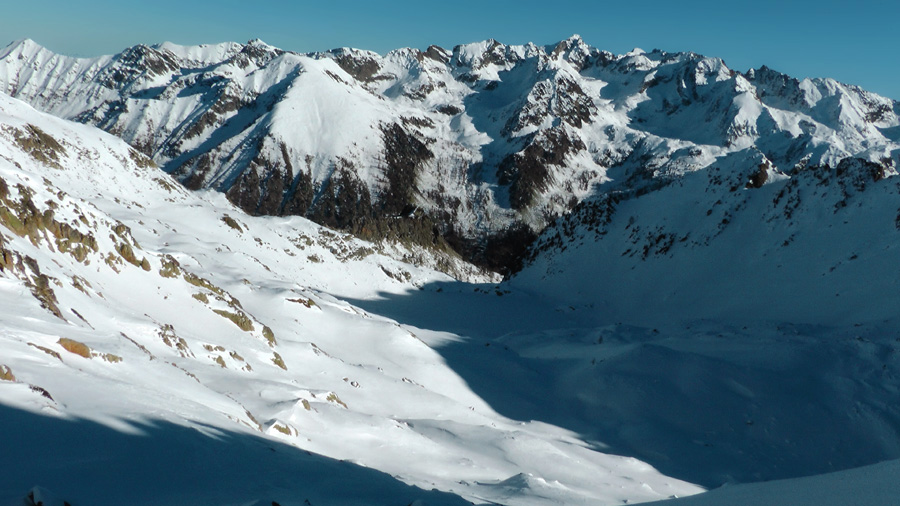 2640m : Vue sur la belle combe d'Aver avec le lac Soprano. En A/R plan vues sur le MATTO et Rocca del Paur