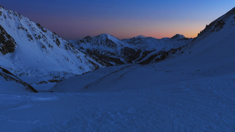 2350m : Col de la Lombarde, une dernière descente vers isola au crépuscule après une journée de rando bien remplie