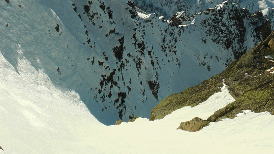 2585m : Du col vue sur le couloir remonté en crampons à partir de 2500m