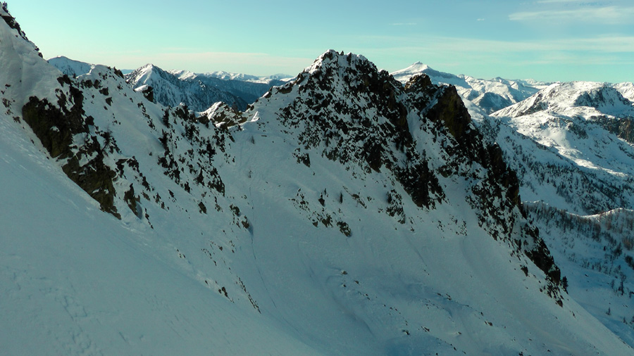 #14 2500m : Dans le rétroviseur le collet Rocca St Giovanni avec la courte pente raide à descendre qui mène au départ du couloir du col de l 2500m : Dans le rétroviseur le collet Rocca St Giovanni avec la courte pente raide à descendre qui mène au départ du couloir du col de l'Aver