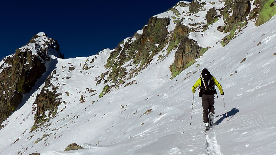 2450m : la rampe du chemin d'été qui mène au collet de la Rocca San Giovanni.