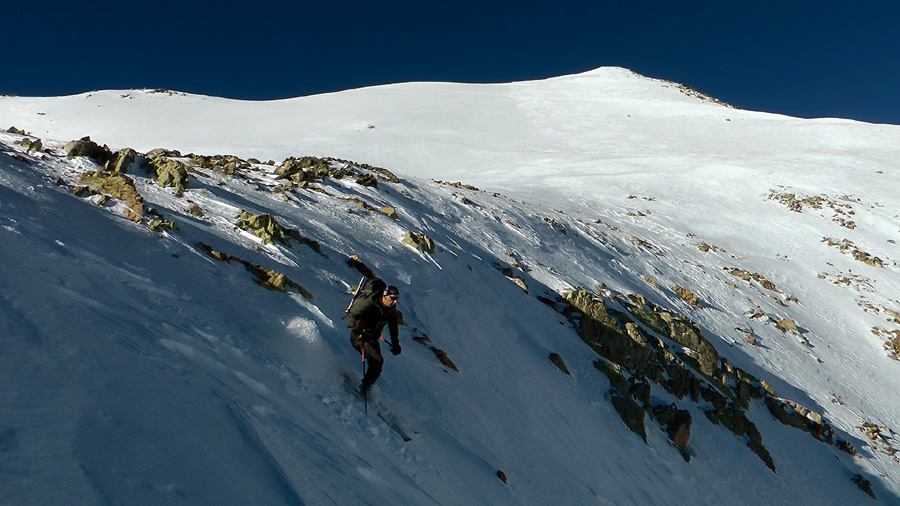 2600m : Vue sur la pente sommitale en poudre tassée, on bascule dans des vallons en poudre plus profonde