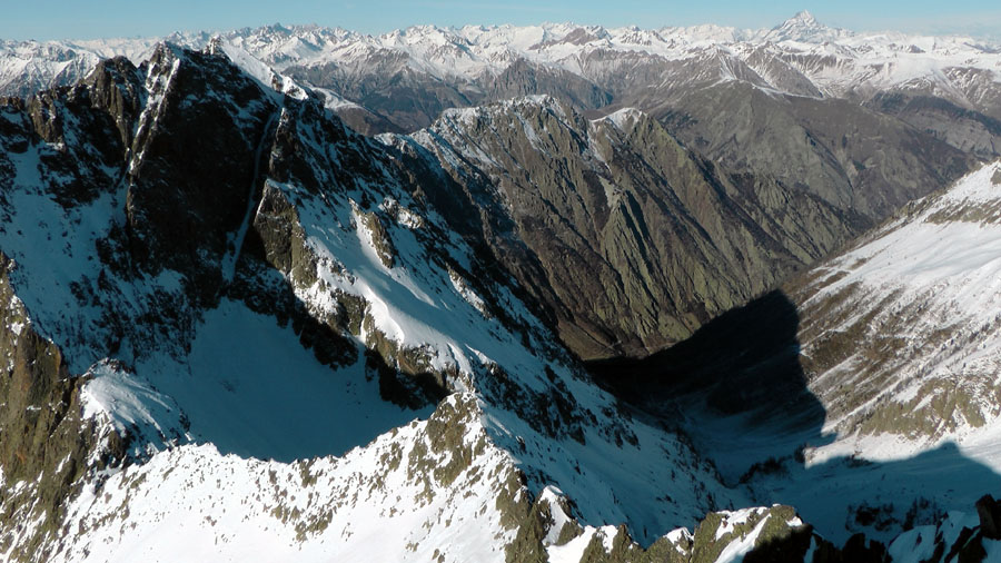 2739m : du sommet vue sur la Cime et le fameux vallon de la Maladeccia skiable jusqu'en juillet !
Chambeyron et Viso  en A/R plan