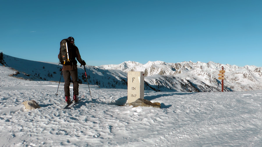 2350m : Petite halte au col de la lombarde pour admirer la vallon d'orgials