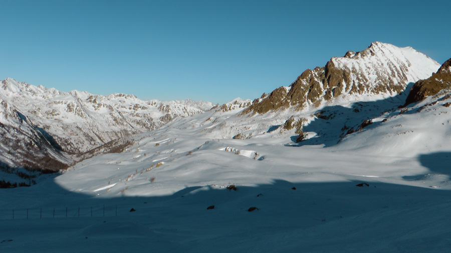 2300m : Vue sur la première partie du parcours avec une longue traversée pour rejoindre le vallon NW du Mt Aver qui mène au collet de la Rocca San Giovanni