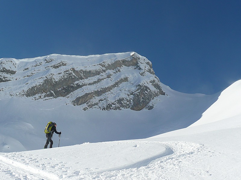 #2 La montée dans une trace raide : Sous la pointe Blanche (2438m), à la sortie du verrou. La montée dans une trace raide : Sous la pointe Blanche (2438m), à la sortie du verrou.