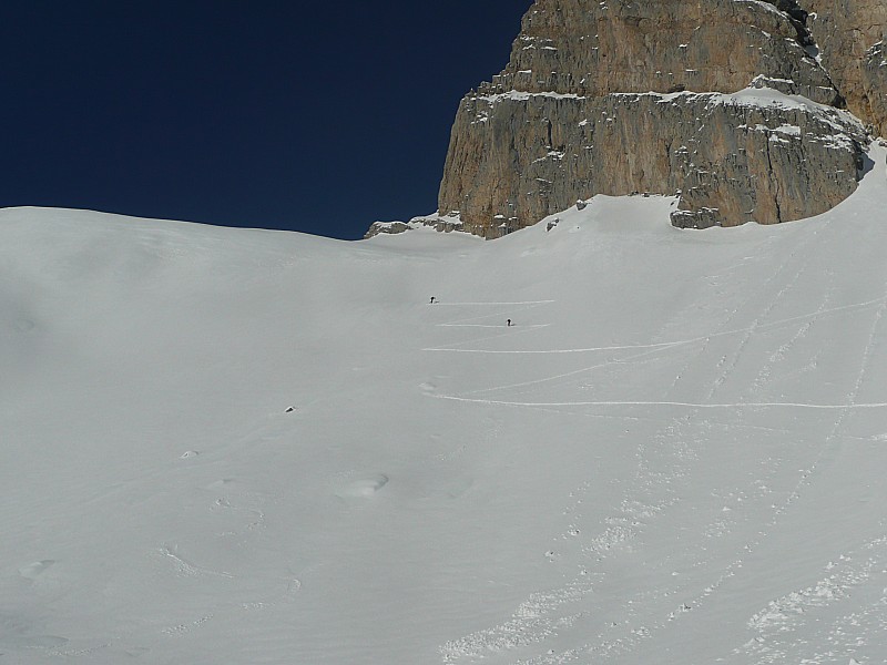 #4 La montée d La montée d'un autre binôme : Un binôme est monté sous la pointe du Midi, ils s'arrêteront finalement sous les barres en voyant cette pente bombée dans le haut. Un autre binôme va les suivre pour s'arrêter au même endroit.