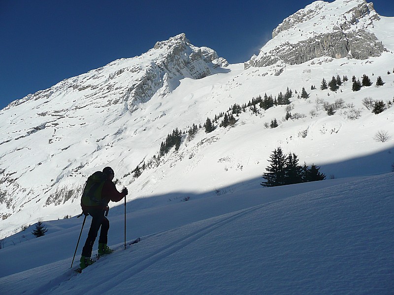 #1 Durant la montée vers le col : À gauche le Jalouvre (2408m), à droite le col du Rasoir, peut-être bon aujourd Durant la montée vers le col : À gauche le Jalouvre (2408m), à droite le col du Rasoir, peut-être bon aujourd'hui.