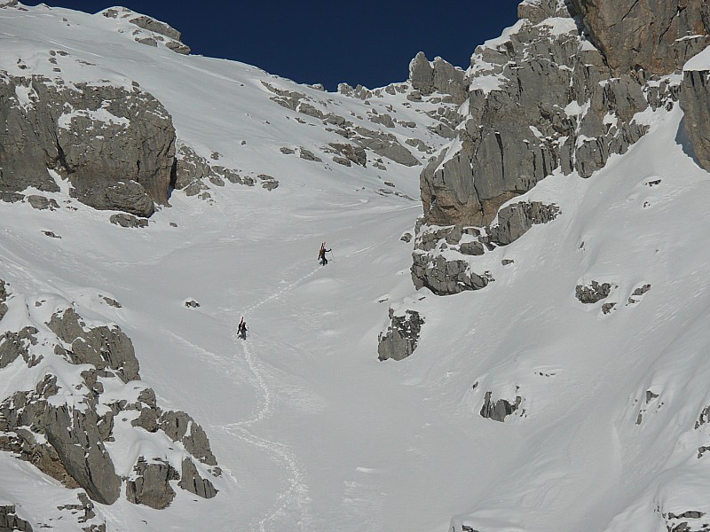 #5 Le couloir : Un binôme monte à pied dans le couloir entre la Pte du Midi et la porte d Le couloir : Un binôme monte à pied dans le couloir entre la Pte du Midi et la porte d'Enfer.