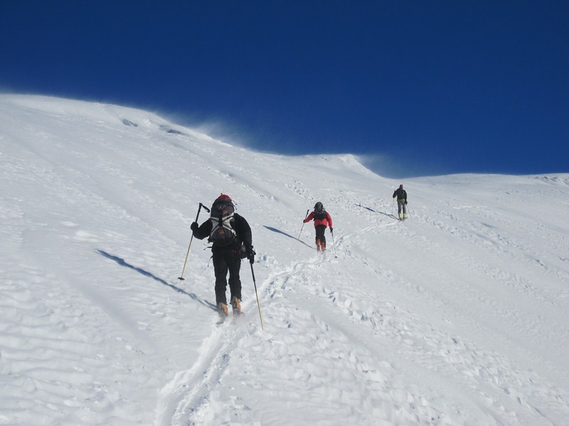 #4 Sous le col avant l Sous le col avant l'arête : Les corniches soufflées présagent de la suite !! tout calfeutrer