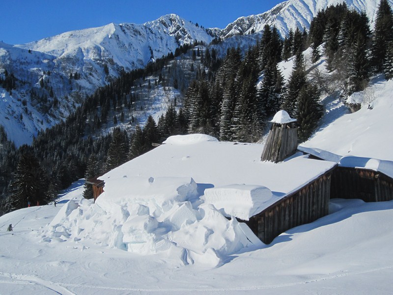 #8 Chalet sous la neige : La couche tombée est conséquente et présage une bonne saison ??? Chalet sous la neige : La couche tombée est conséquente et présage une bonne saison ???