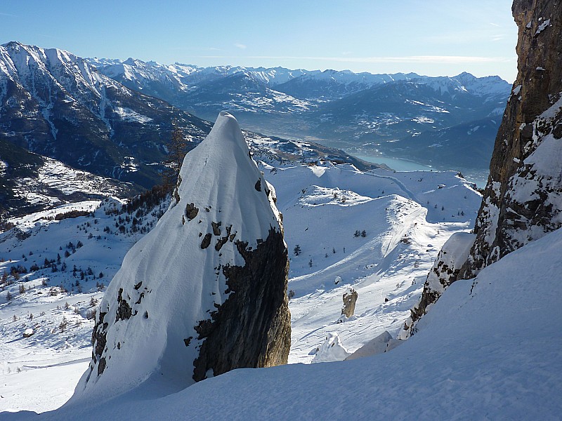 #15 Couloir NE : Vue plongeante sur le haut de la station de Réallon et le lac de Serre-Ponçon, plus bas. Couloir NE : Vue plongeante sur le haut de la station de Réallon et le lac de Serre-Ponçon, plus bas.