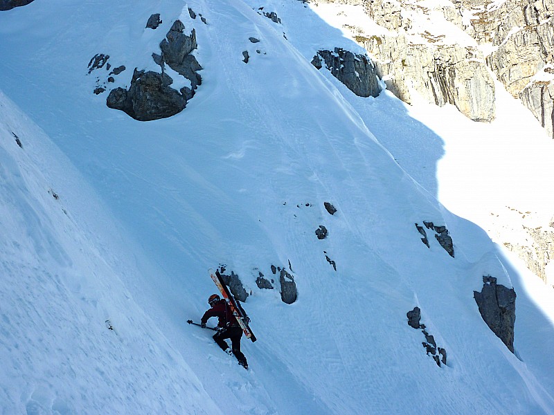 #16 couloir NE : Dans la partie supérieure du couloir NE > 50° les skis vont sur le sac ! couloir NE : Dans la partie supérieure du couloir NE > 50° les skis vont sur le sac !